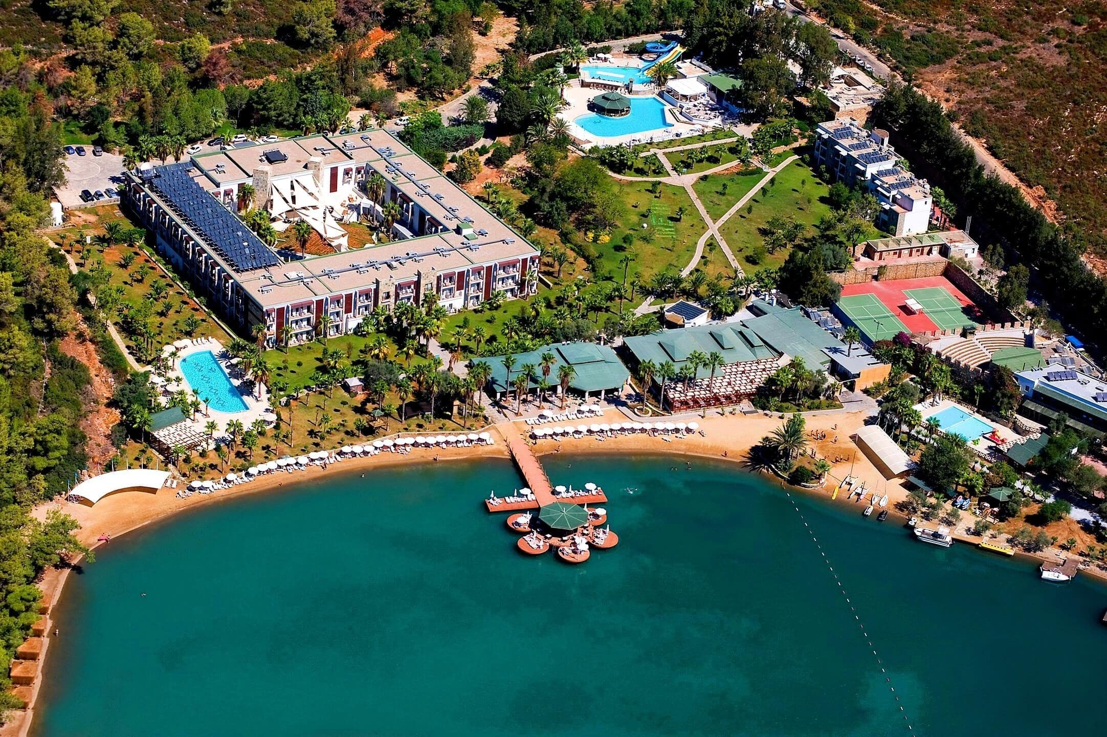 Crystal Green Bay Resort & Spa - общ изглед